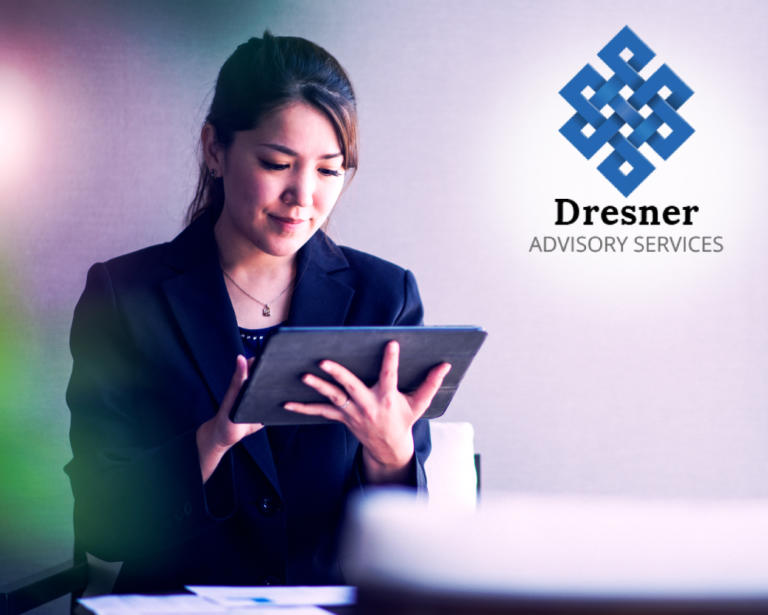 Dresner咨询服务徽标上方的女性在笔记本电脑上